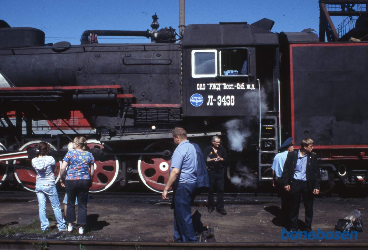 De 2 damplokomotiver holder ved depotet og ved at blive klargjort til turistkørsel til Irkutsk og Port Baikal