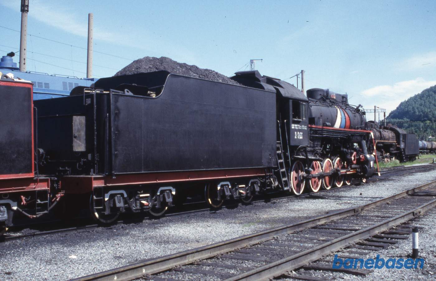 De 2 damplokomotiver holder ved depotet og ved at blive klargjort til turistkørsel til Irkutsk og Port Baikal