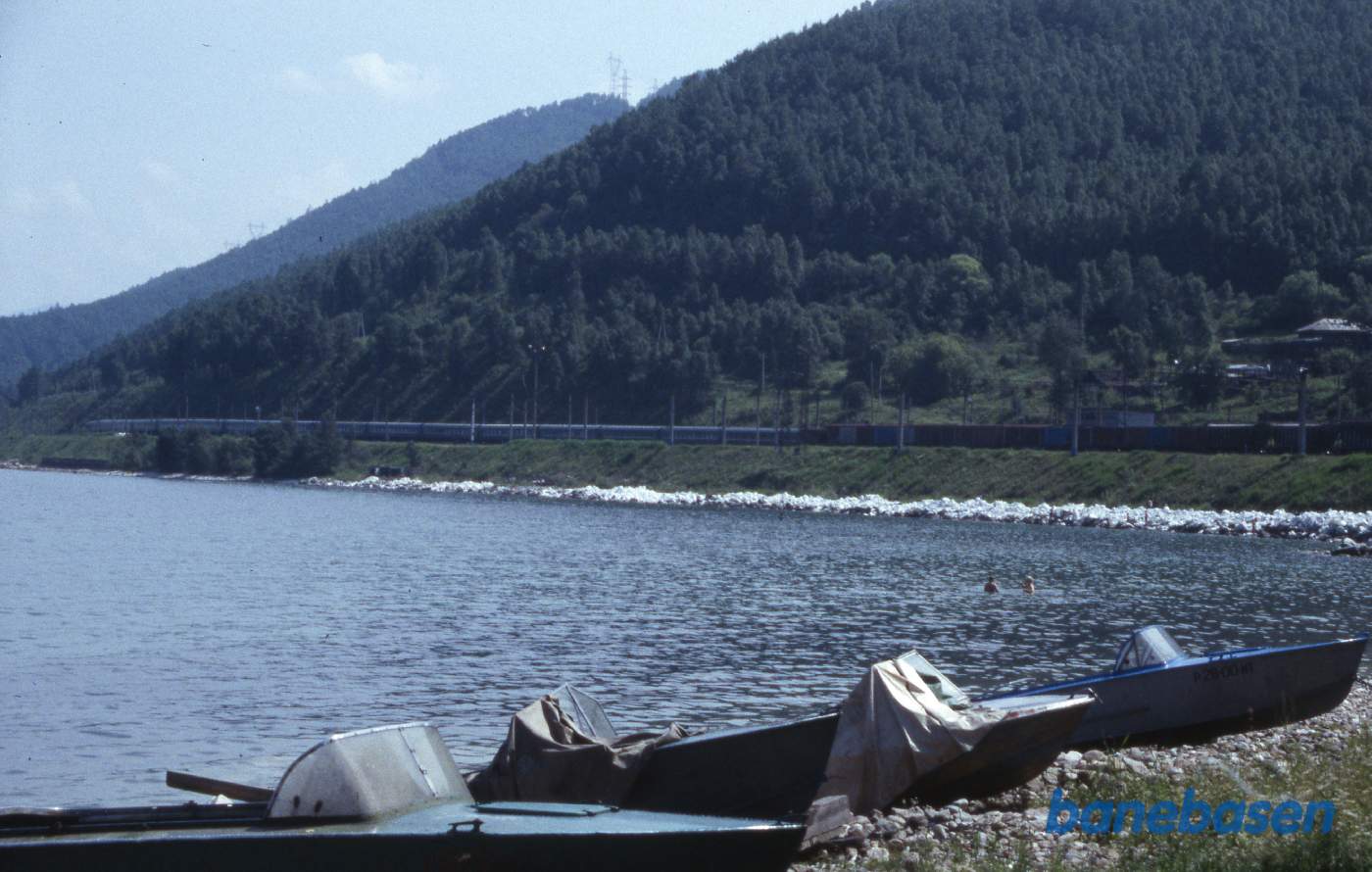 Et persontog lige udenfor stationen, der ligger inde til højre
