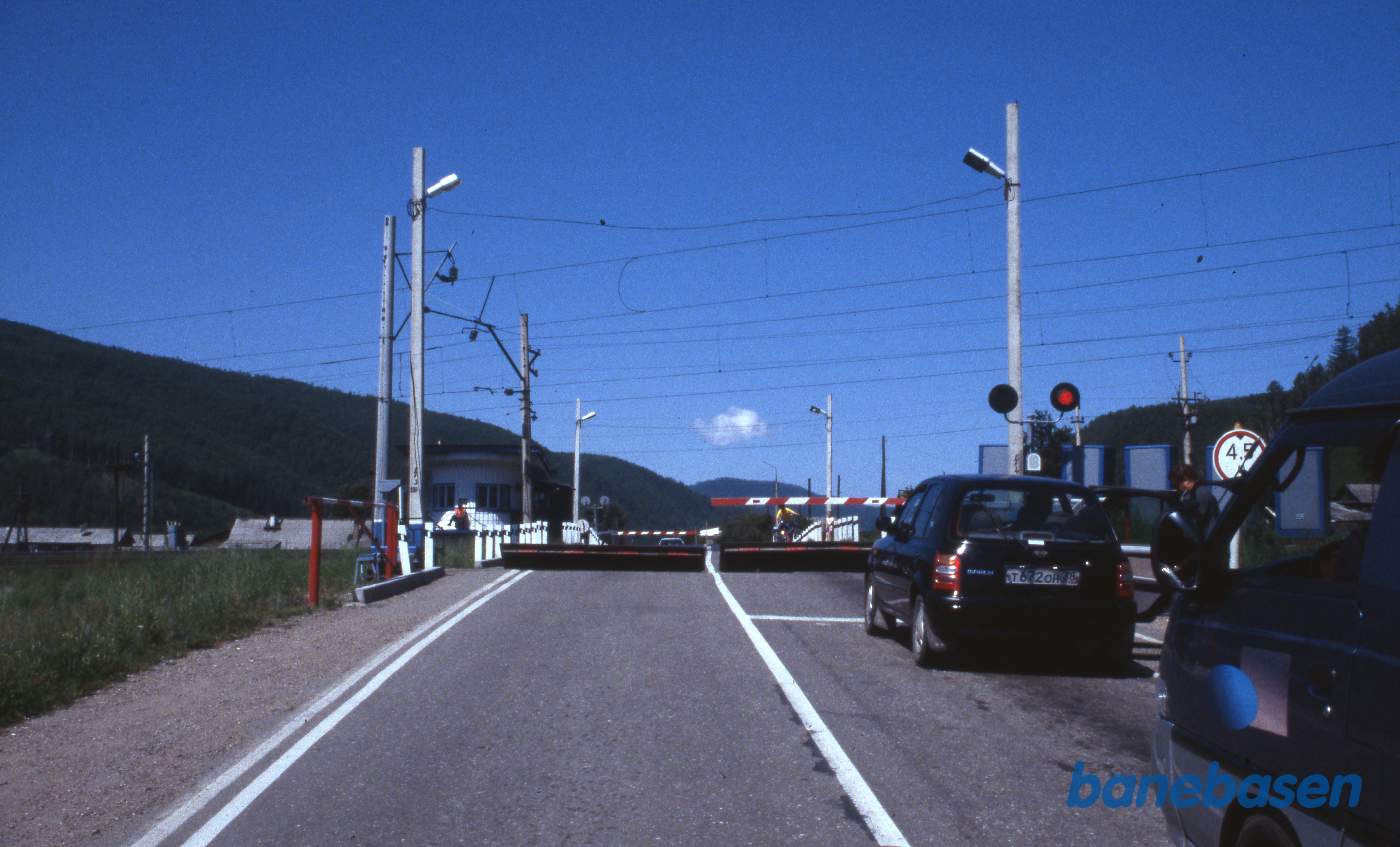 En overkørsel på banen. Bemærk vejens jernplader der komme op og forhindre nogen i at kører ud foran et tog