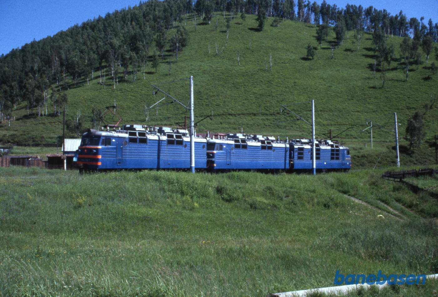3 sammenkoblede lokomotiver kommer kørende