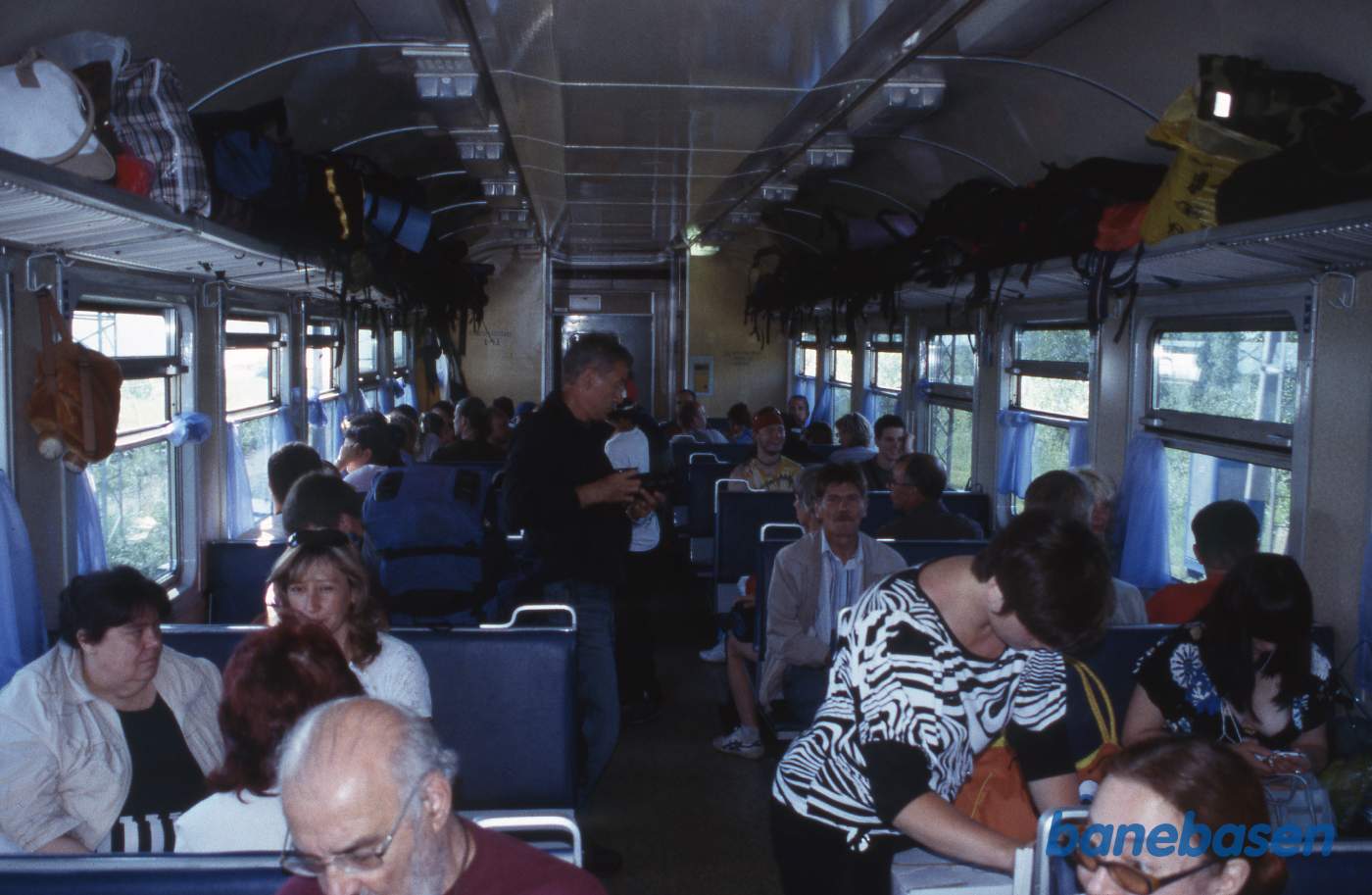 Et billede inde i en pænt fyldt personvogn med turister