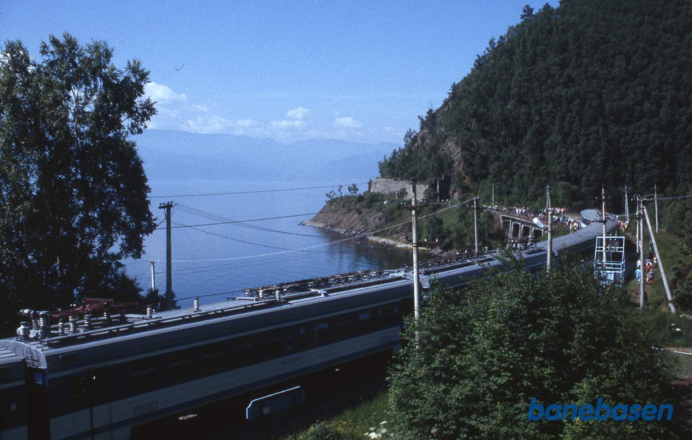 Persontoget er kommet til en lille mellemstation langs søens bred