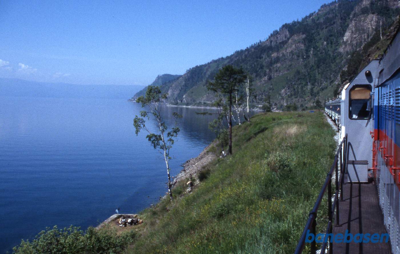 Toget kører langs kysten af Baikalsøen