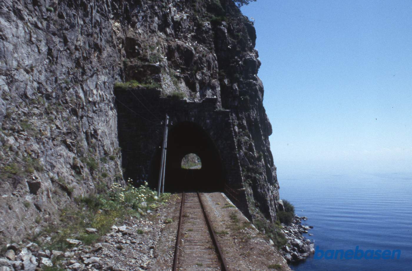 Toget kører langs kysten af Baikalsøen. Banen var oprindelig dobbeltsporet, men er nu lagt lidt mere fornuftigt. Her en af de mange tunneler