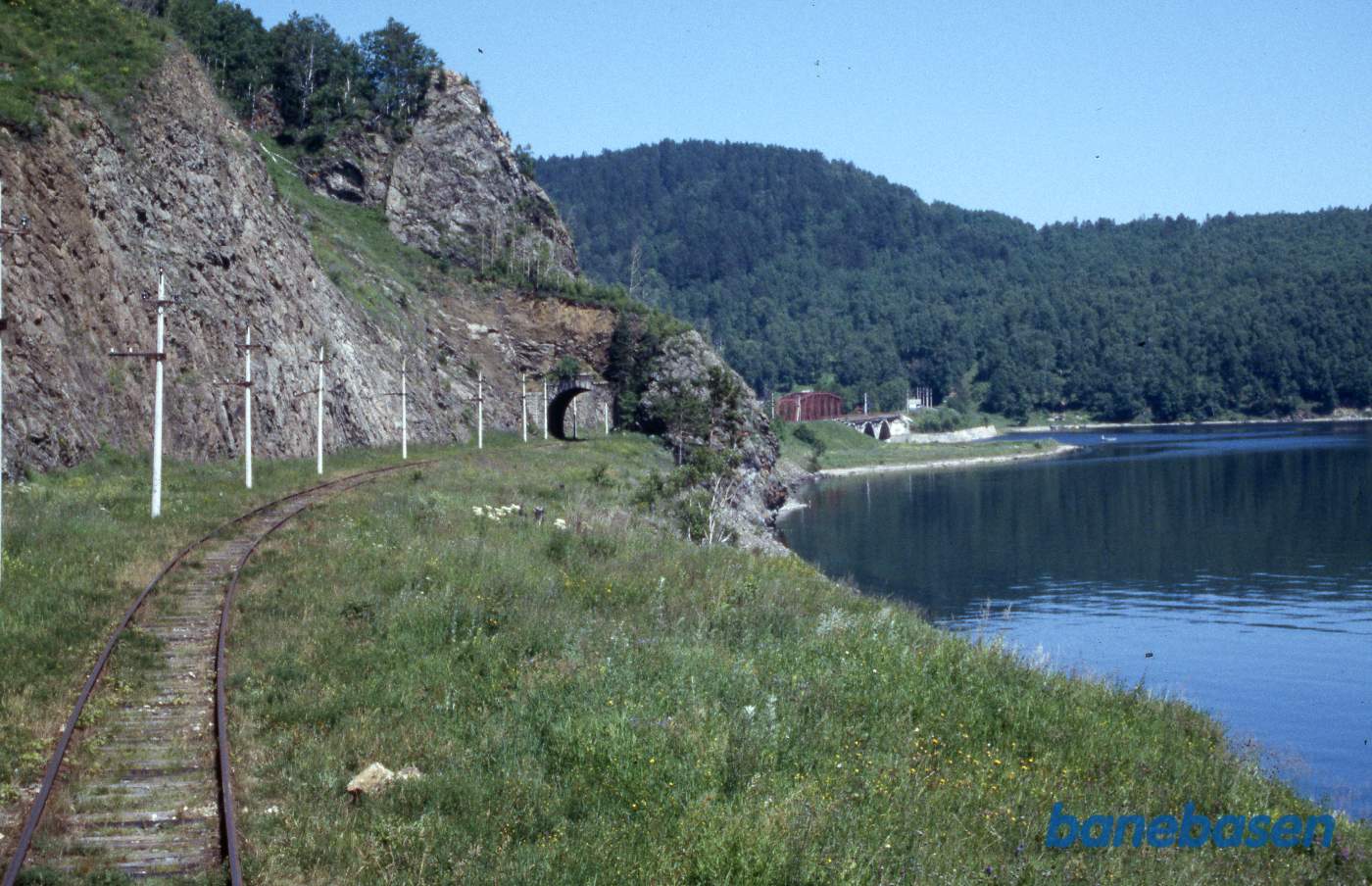 Den næste station OP 110 km, ses lige efter broen længere fremme