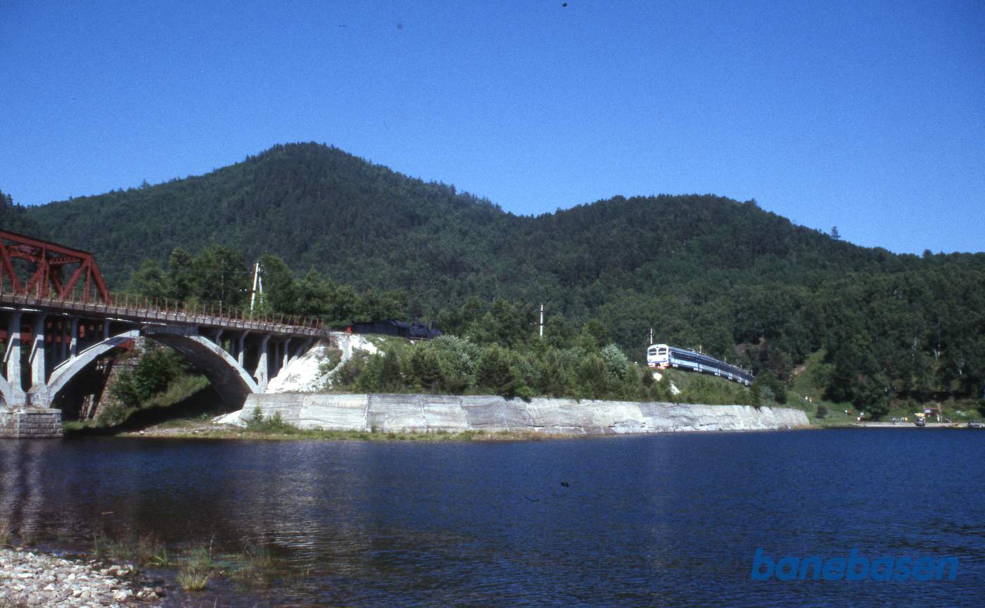 Toget gør et længere ophold på station OP 110 km
