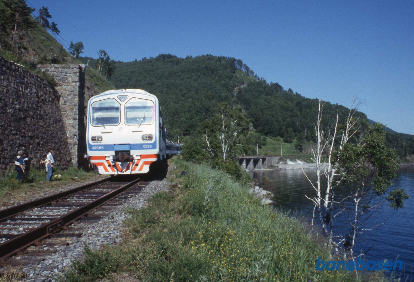 Toget gør ophold ved nok et lille trinbræt