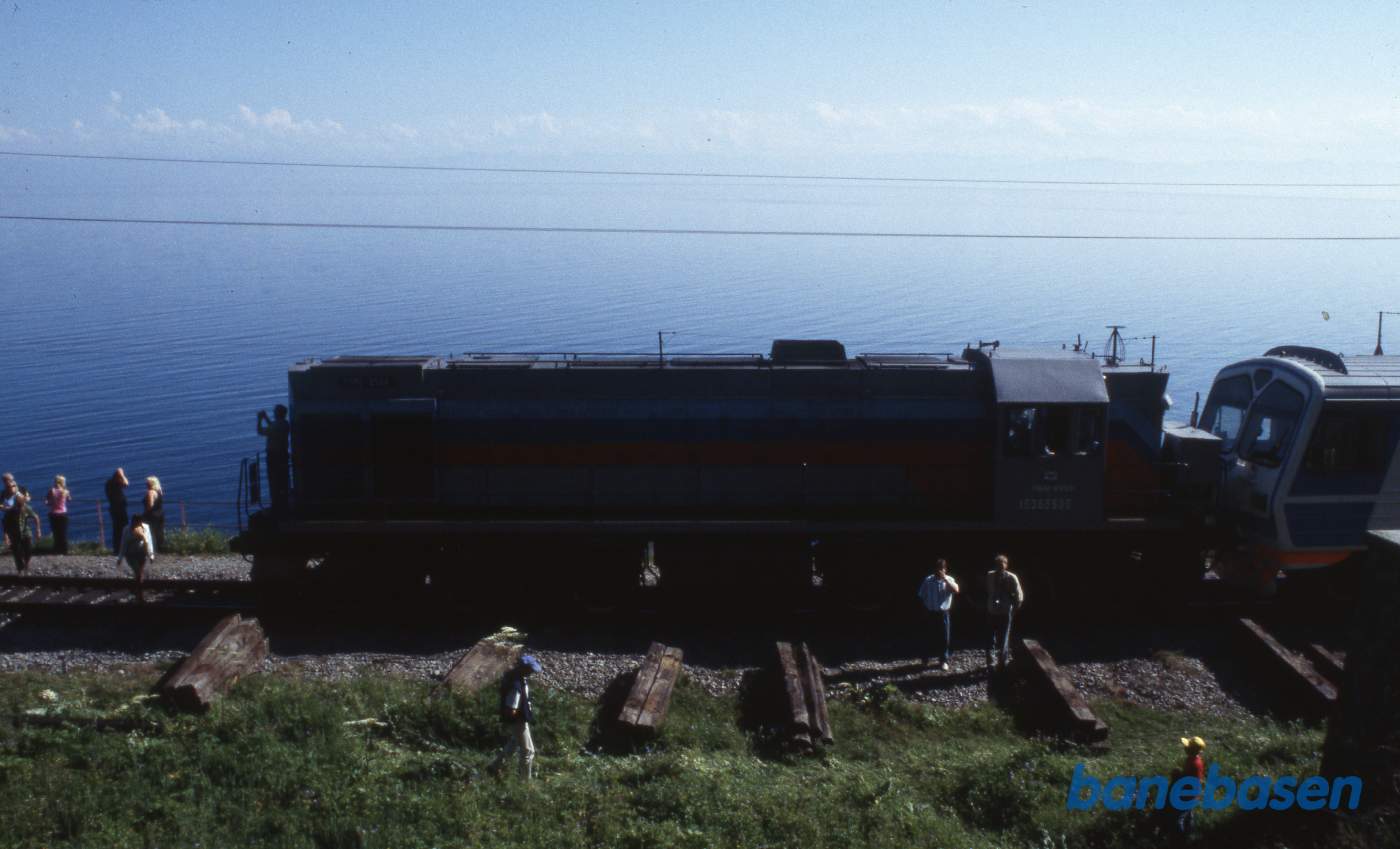 Toget gør ophold ved nok et lille trinbræt