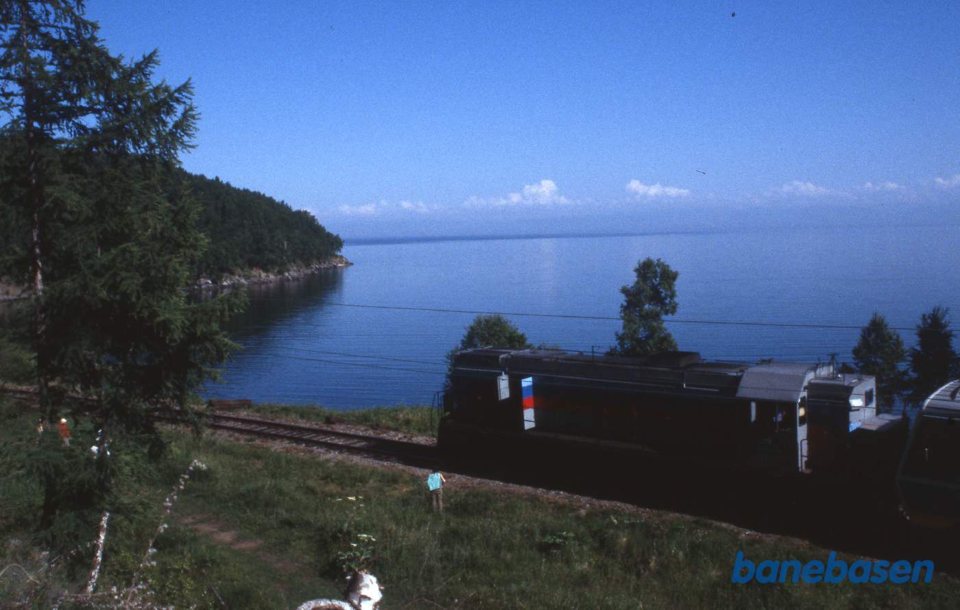 Toget gør ophold ved nok et lille trinbræt