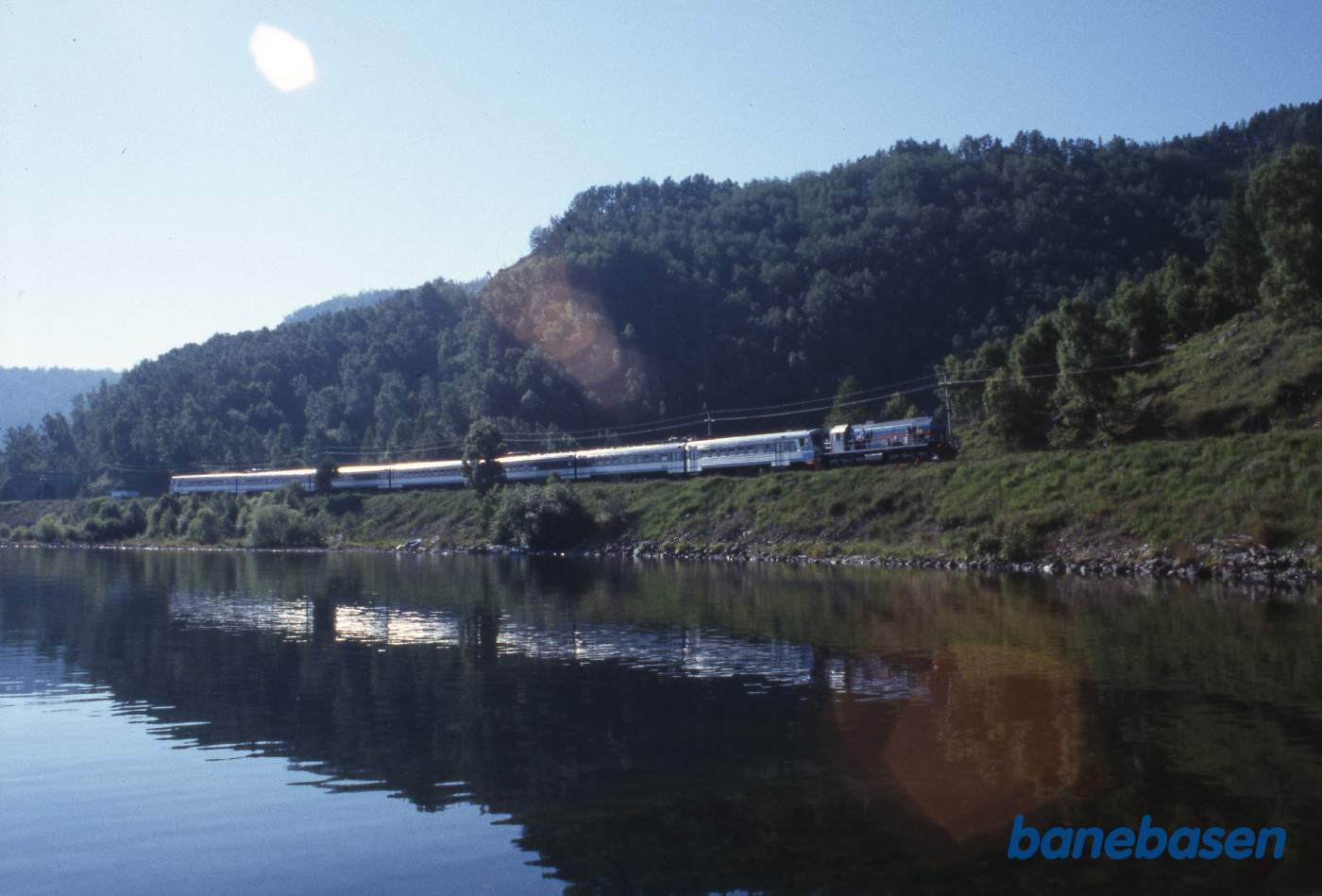 Toget gør ophold ved nok et lille trinbræt