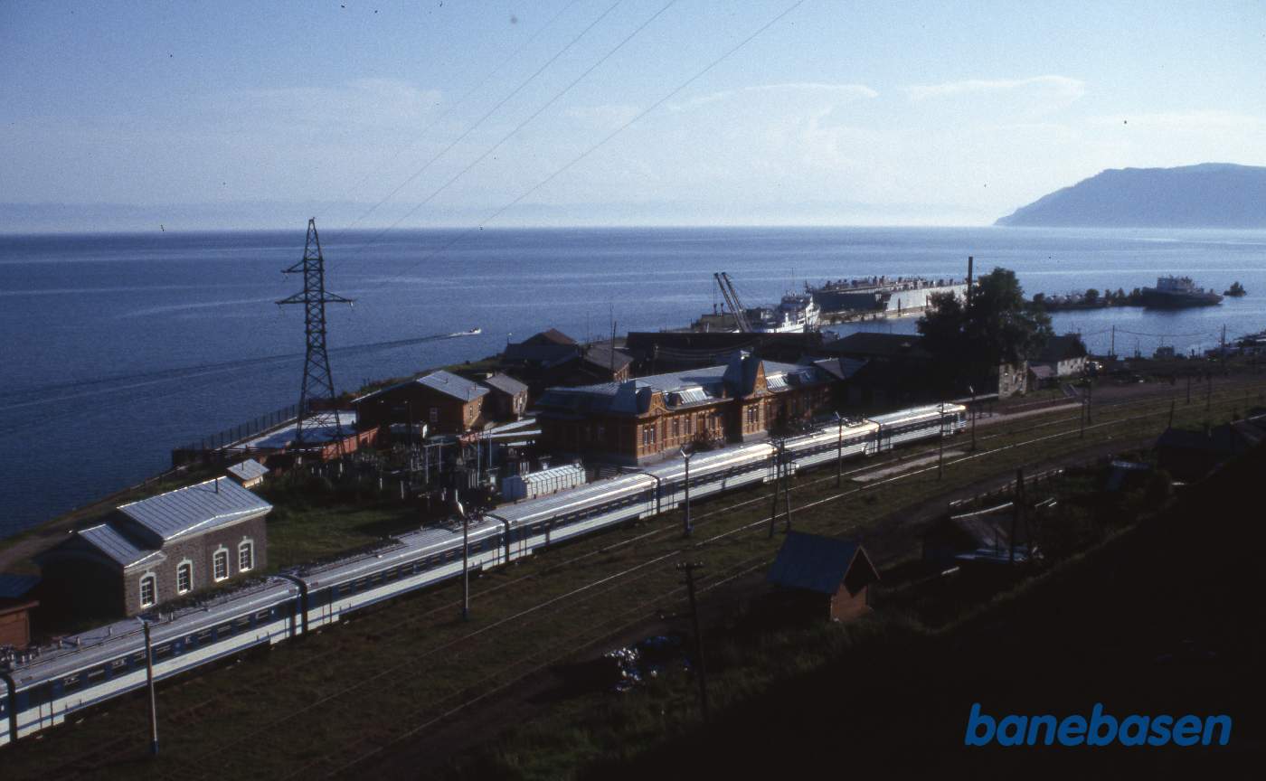 Et vue ned over stationsområdet sidst på eftermiddagen, set oppe fra skråningen bag stationen