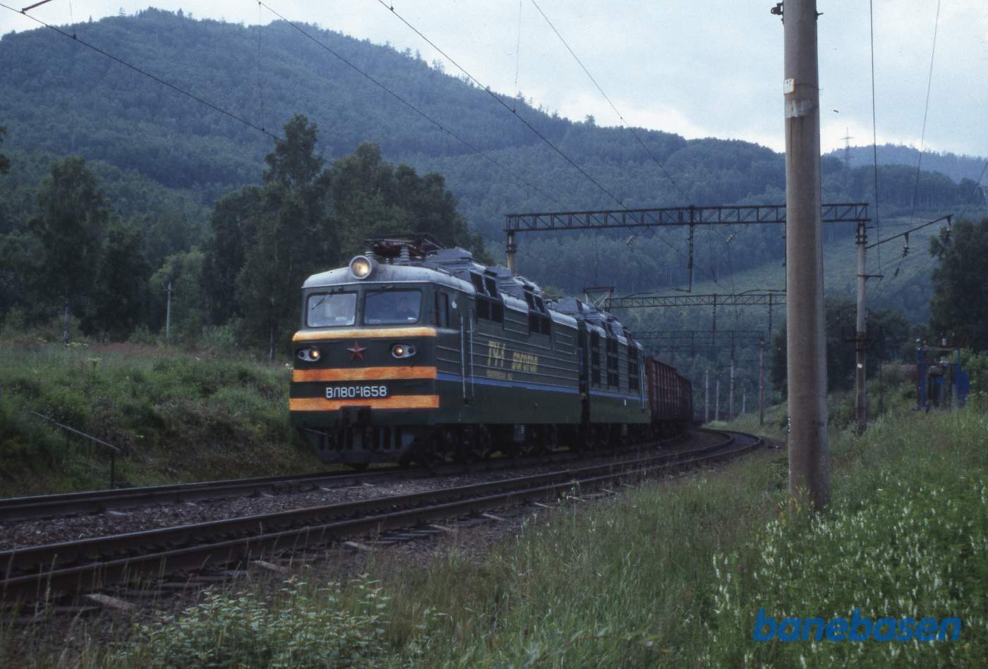 Vi var inviteret til en dag i sommerhuset. Et godstog passerer lige i nærheden af sommerhuset