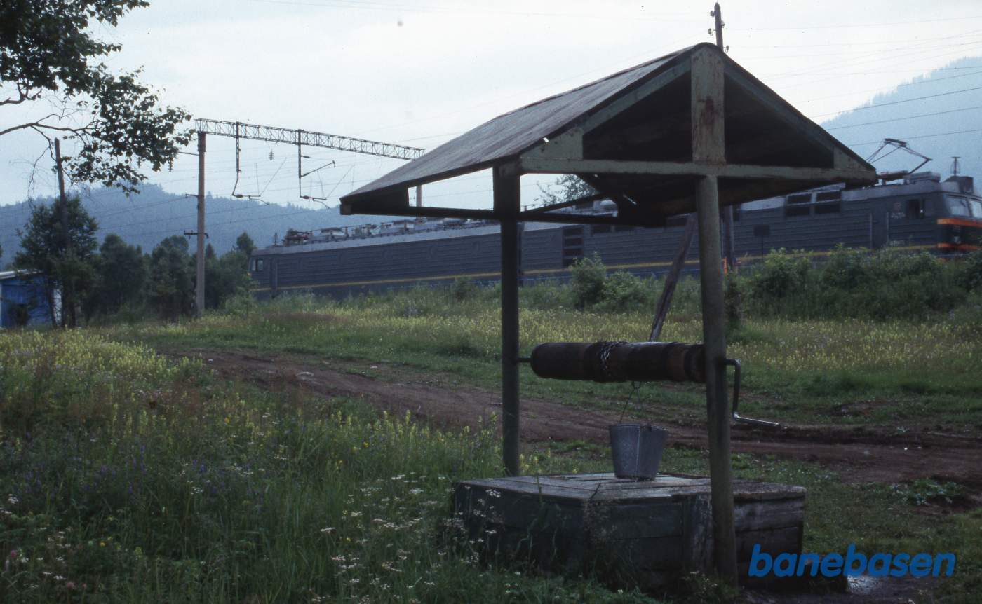 Nærbillede af brønden med et elektrisk lokomotiv i baggrunden