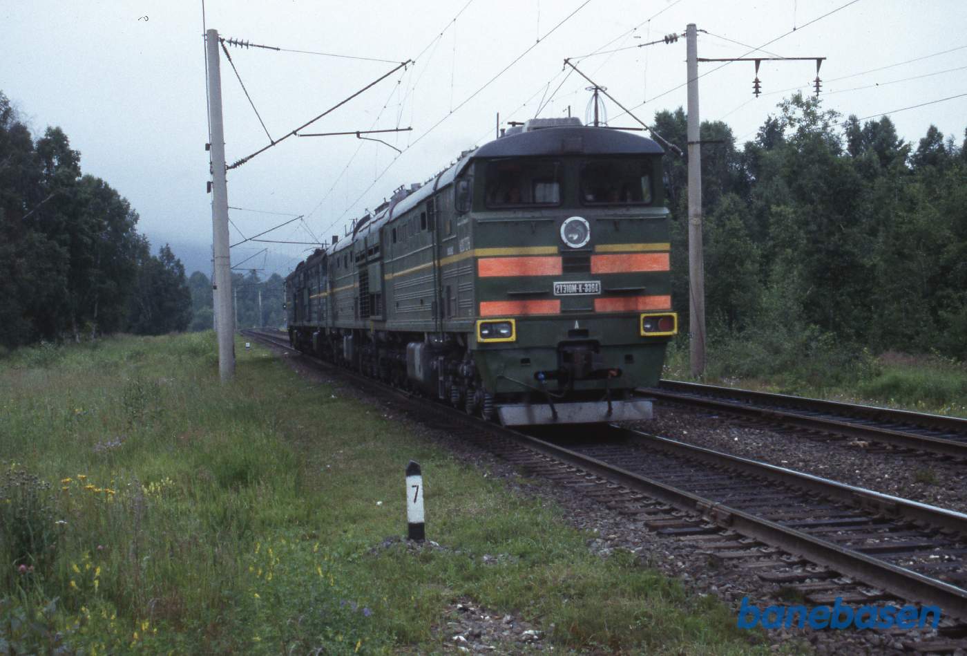 2 motorlokomotiver passerer forbi