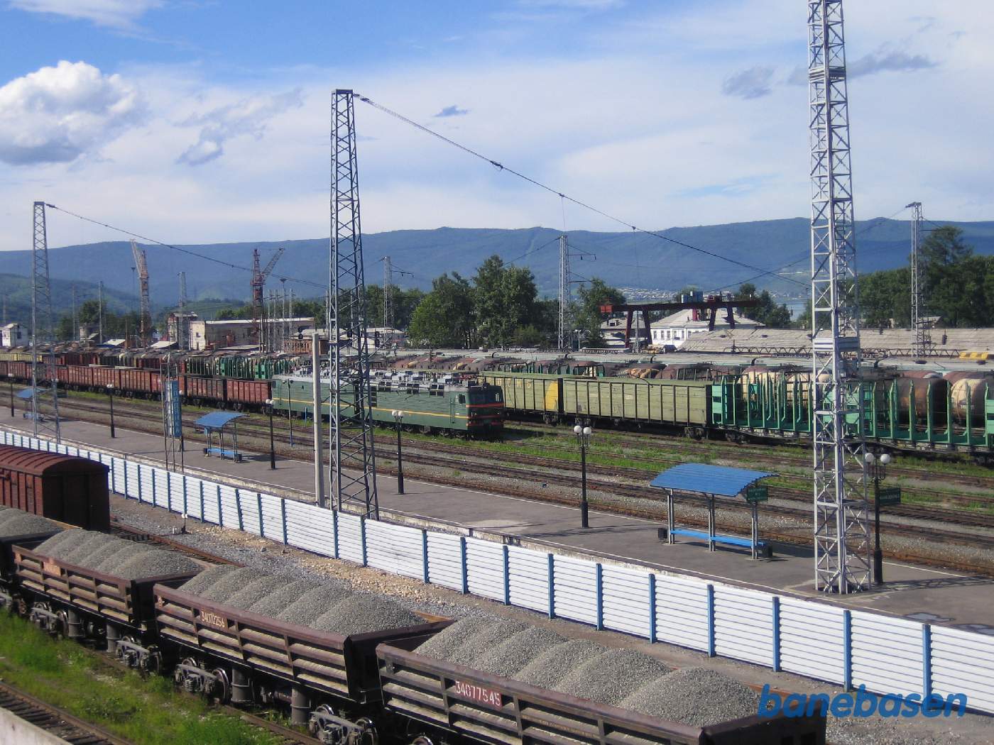 Et godstog på vej mod Ulan-Ude. Den lange gangbro over banen ses midt i billedet