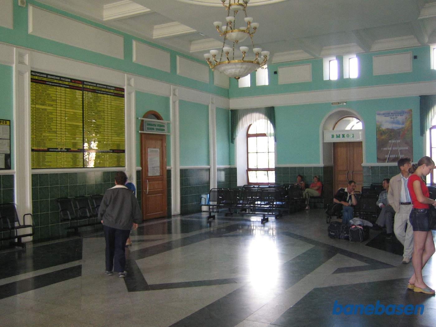 Ventesalen med den store afgangstavle til venstre