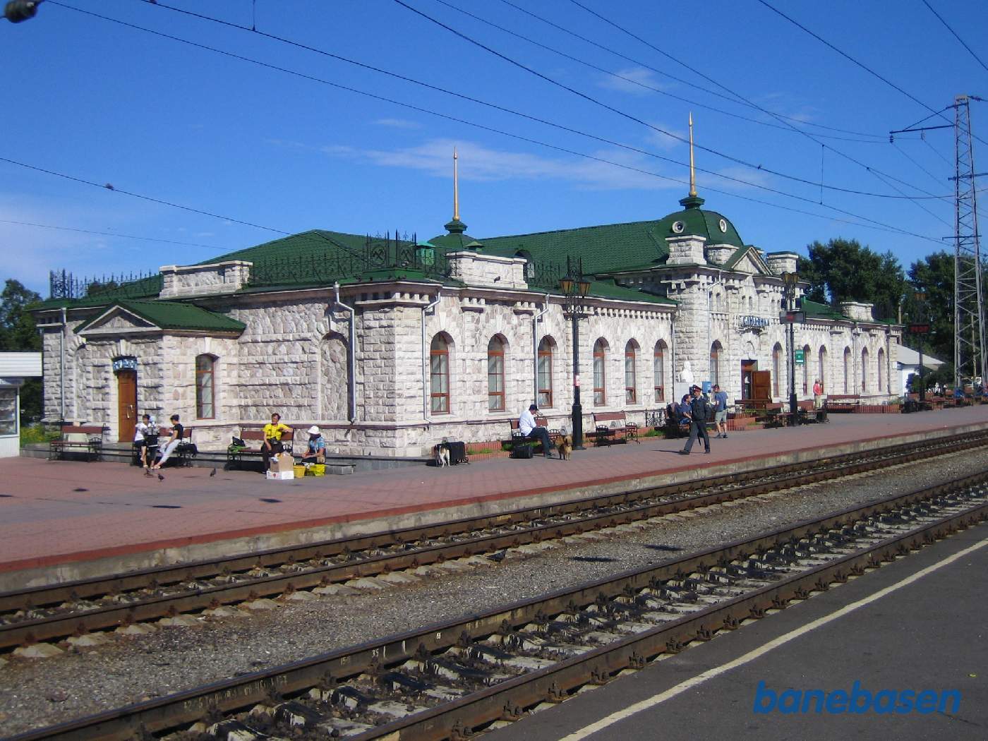 Stationsbygningen set fra perronen