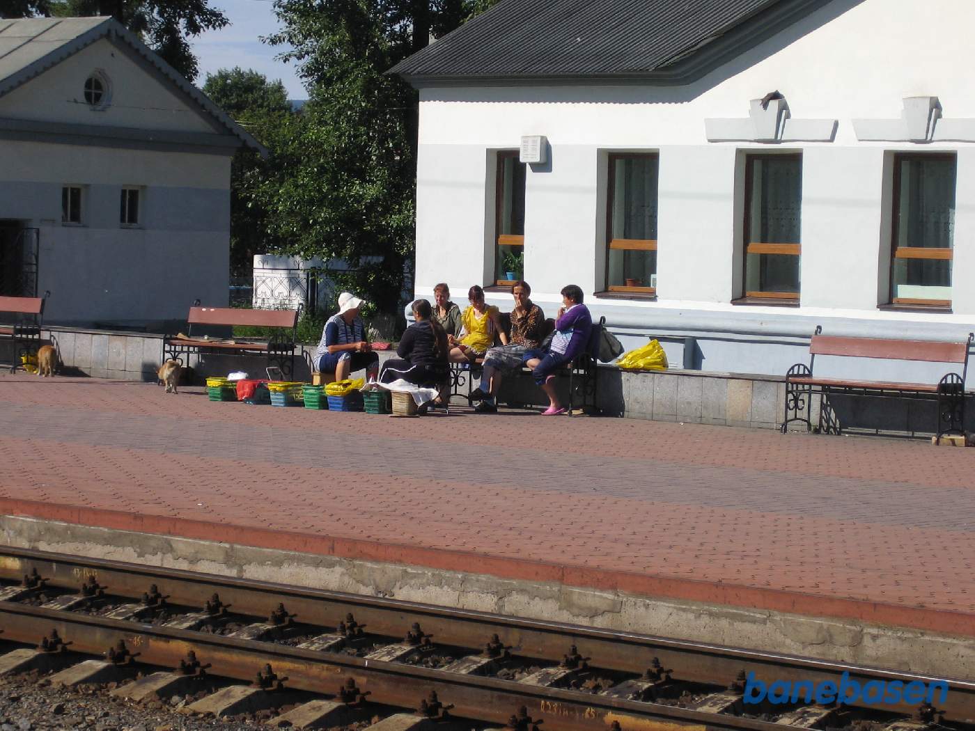 En række sælgere der venter på at næste tog skal komme