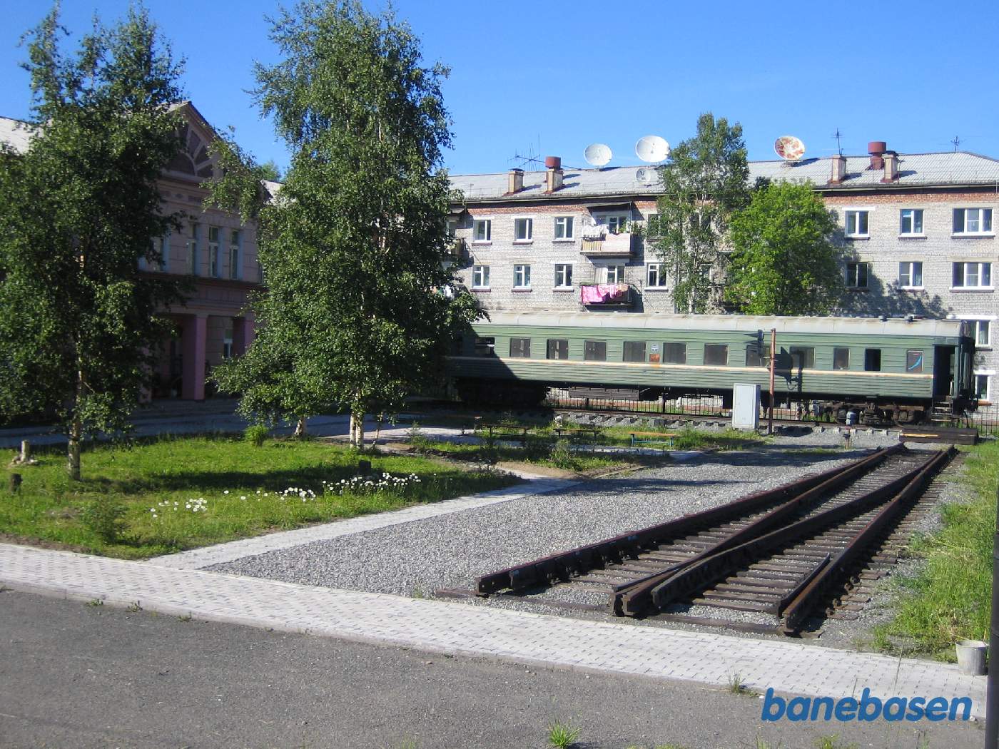 En personvogn opstillet ved jernbaneskolen