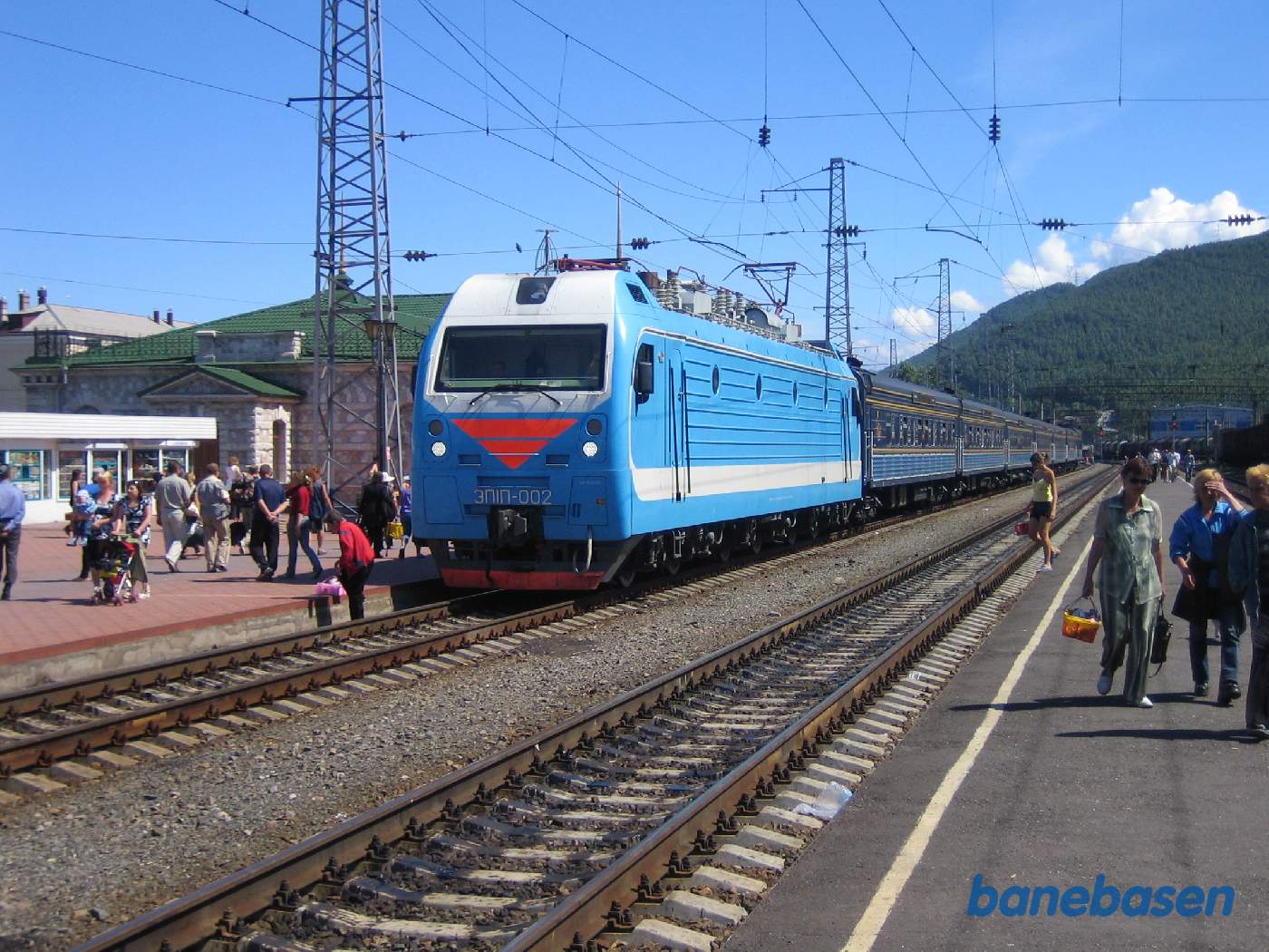 Et persontog i retning mod Irkutsk holder ved perron