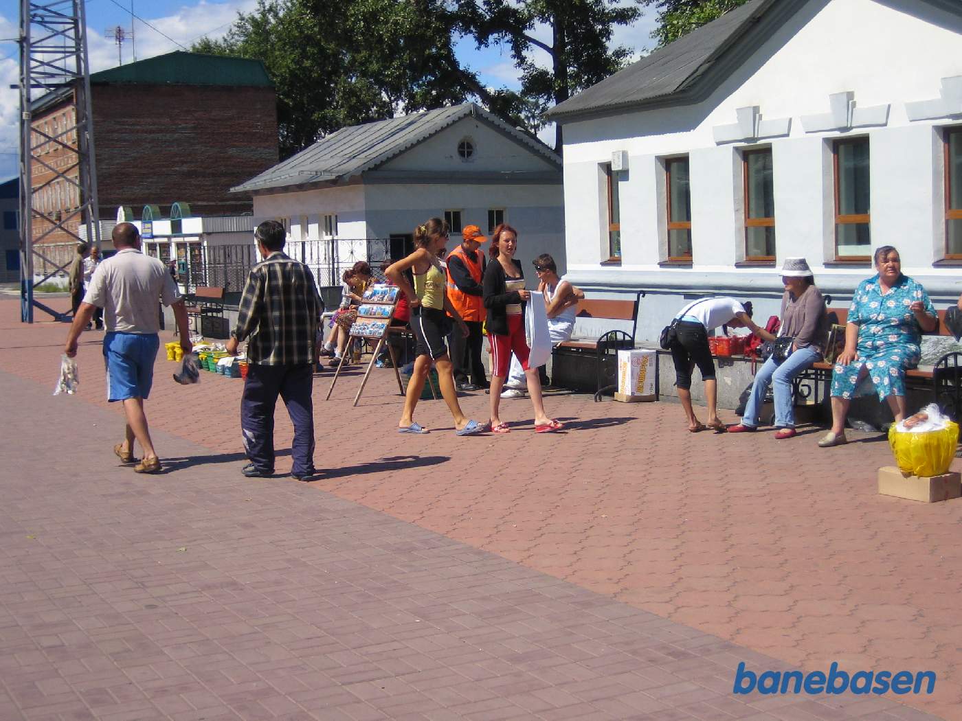 En række sælgere der venter på at næste tog skal komme