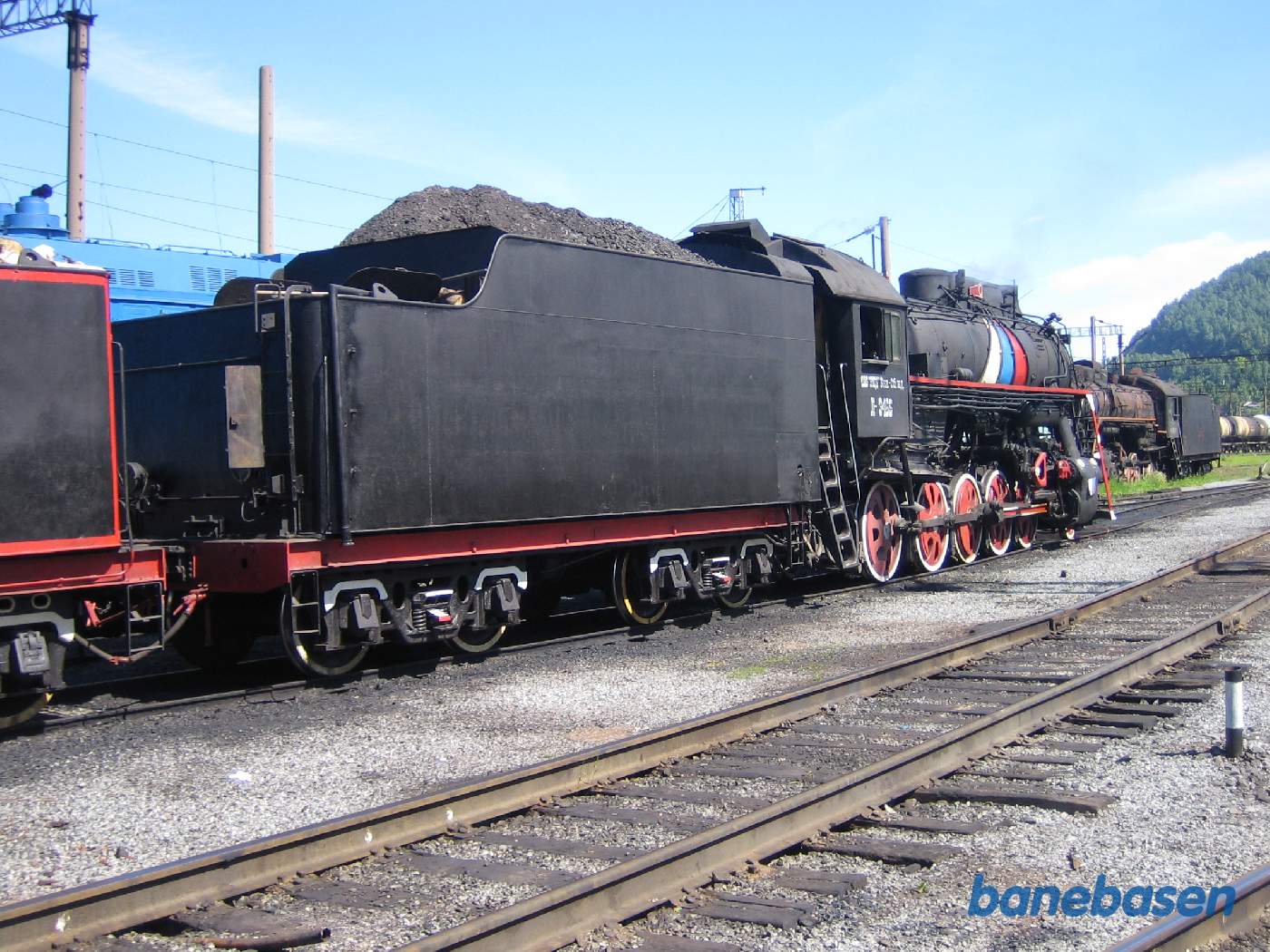 Lokomotivet set udefra. Kullet ligner kulstøv for stokerfyring