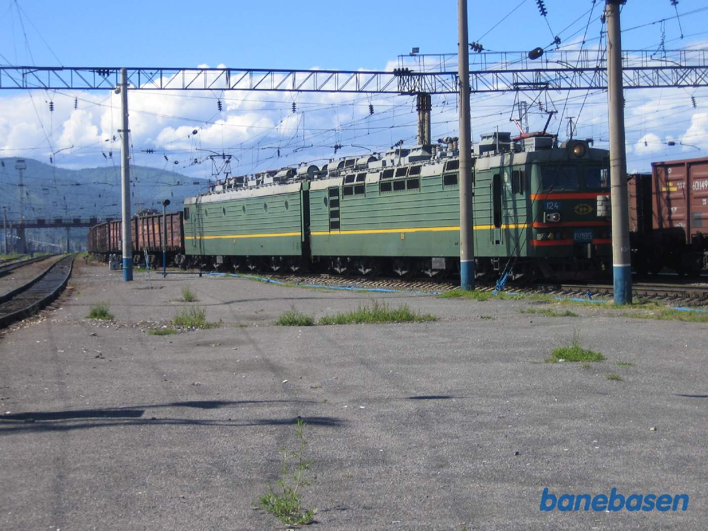 Et godstog på vej mod Ulan-Ude. Den lange gangbro over banen ses midt i billedet