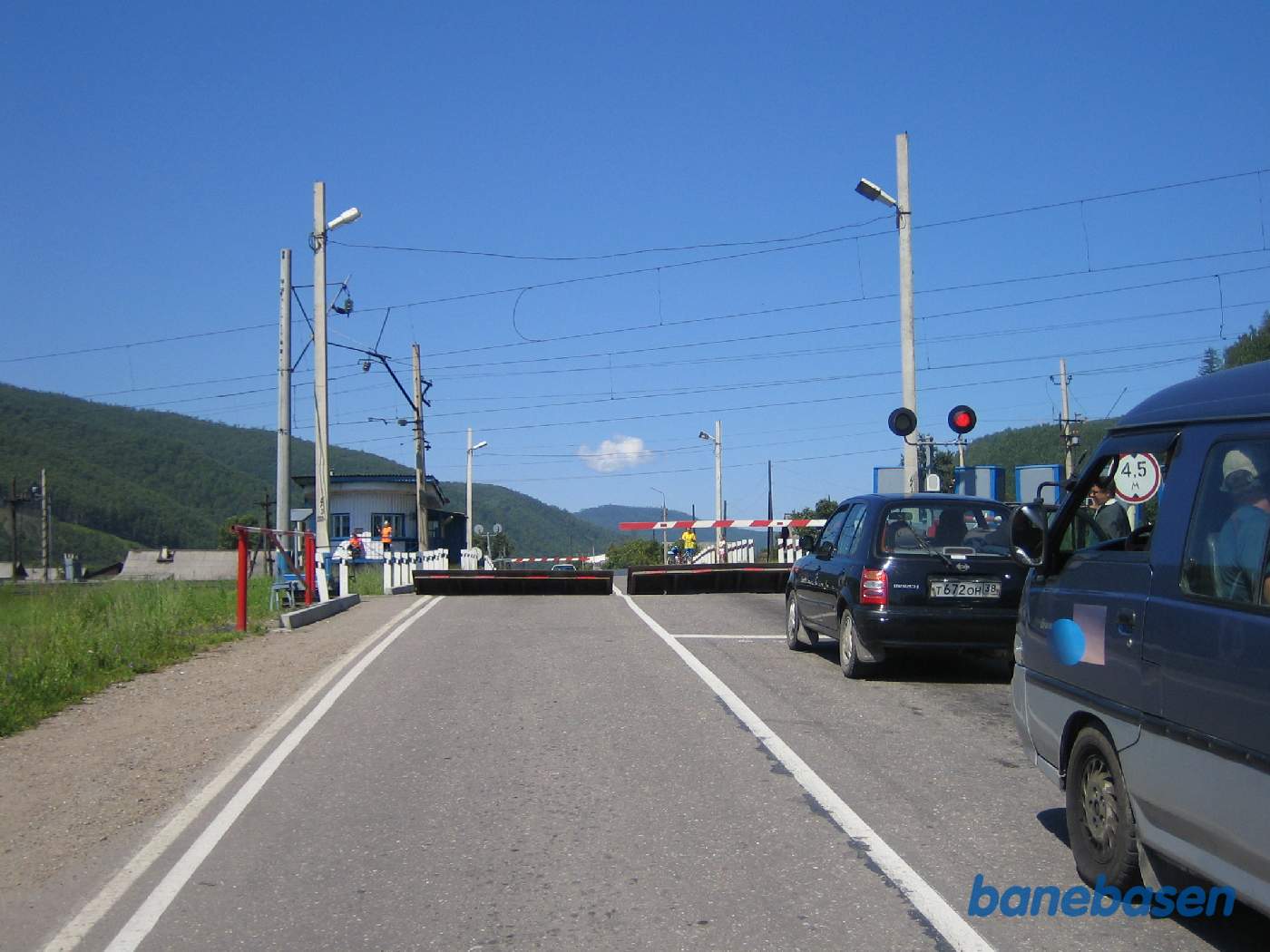 En overkørsel på banen. Bemærk vejens jernplader der komme op og forhindre nogen i at kører ud foran et tog