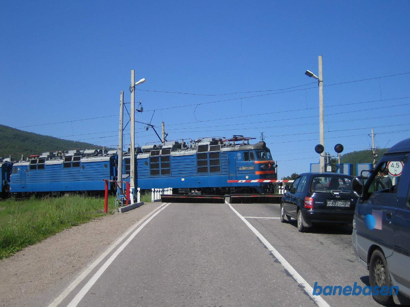 En overkørsel på banen. Bemærk vejens jernplader der komme op og forhindre nogen i at kører ud foran et tog