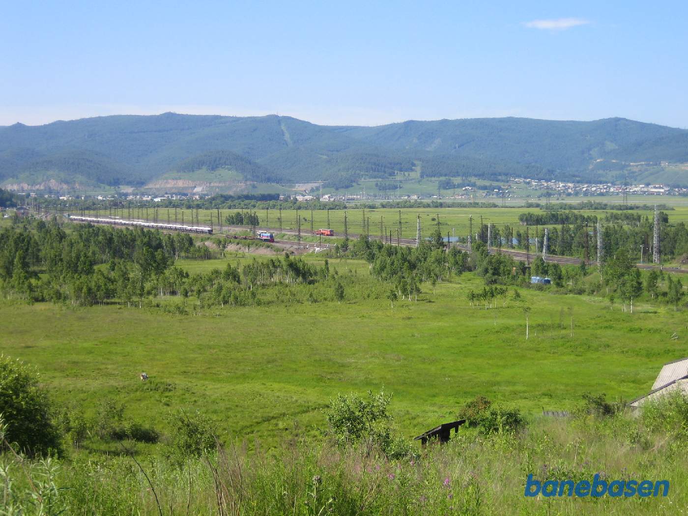 Et vue fra hovedvejen ned ad bjergsiden mod Sludyanka. Stationen nedenfor er Sludyanka 2