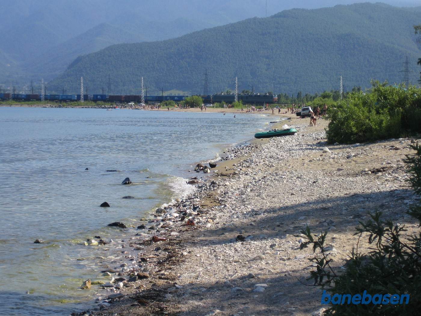 Et tog på vej mod Irkutsk lige efter stationen. Badestranden i forgrunden