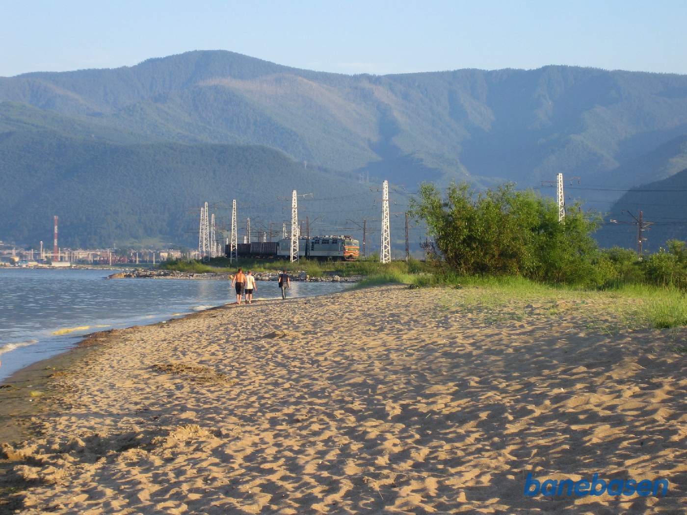 Et tog på vej mod Irkutsk lige efter stationen. Badestranden i forgrunden