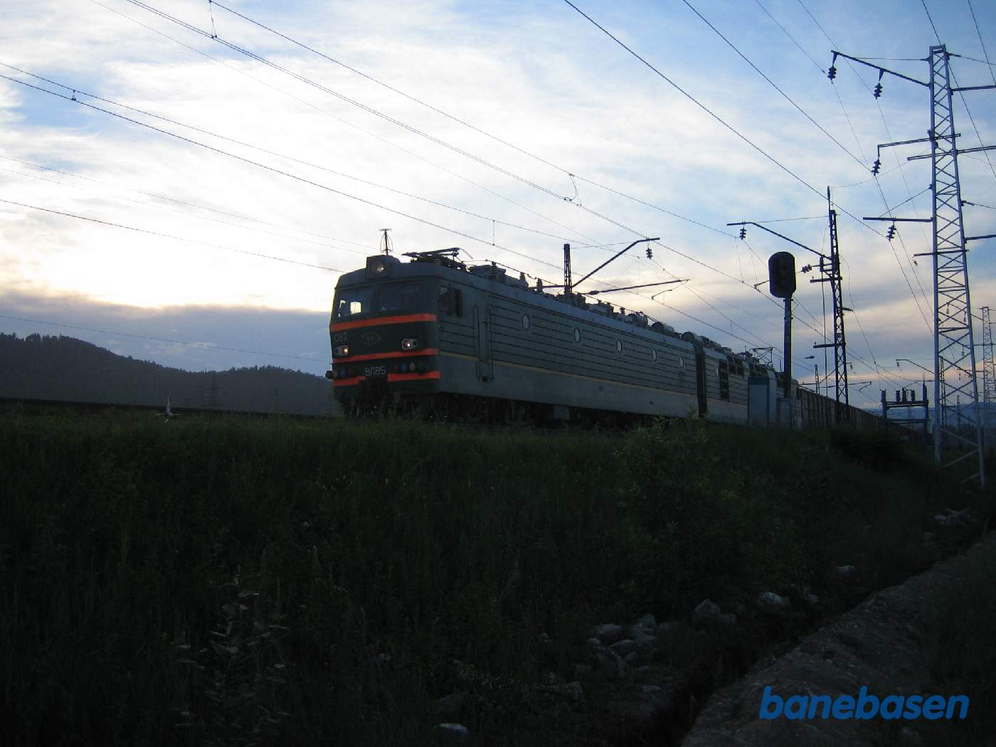 Et tog passerer os på dæmningen langs søen ud på aftenen