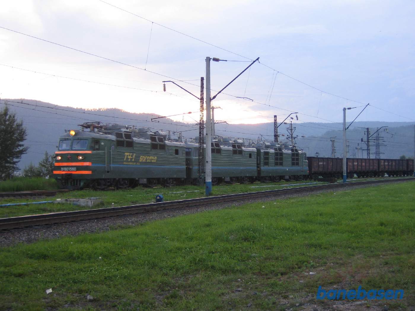 Et tog på vej ind på stationen