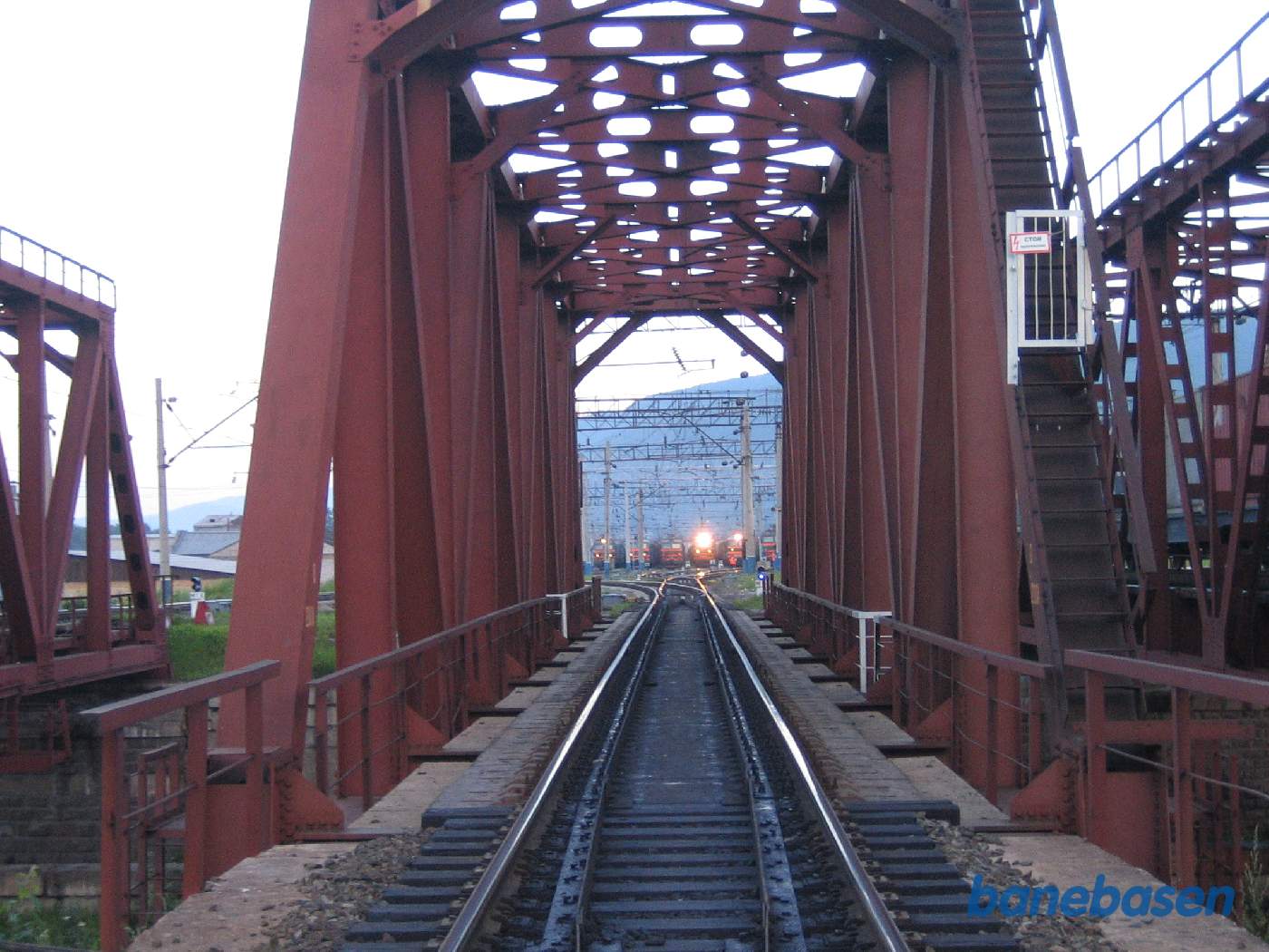 Et vue gennem den midterste af de 3 broer ind på stationen