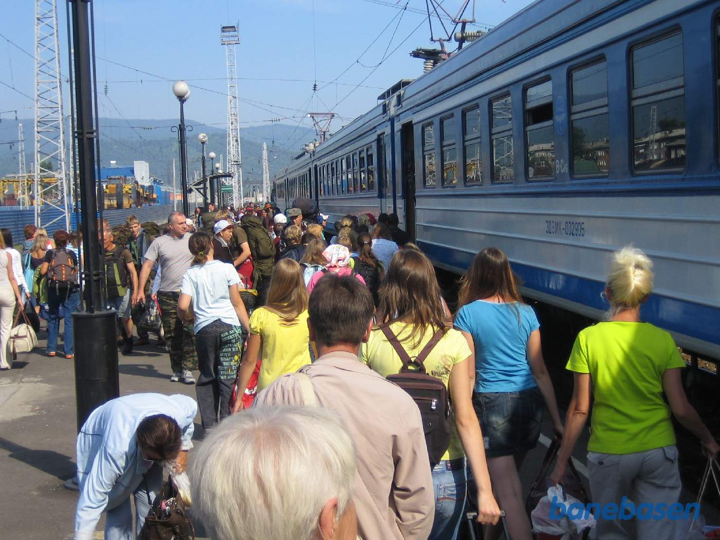 Mange rejsende på perronen