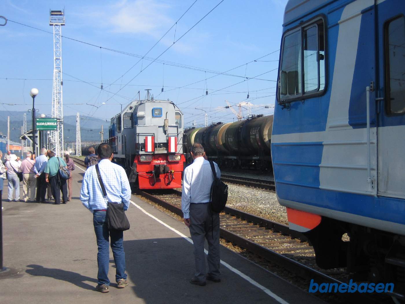 Da der ikke er køreledninger på den gamle bane langs Baikalsøen, kobles et diesellokomotiv foran det elektriske togsæt