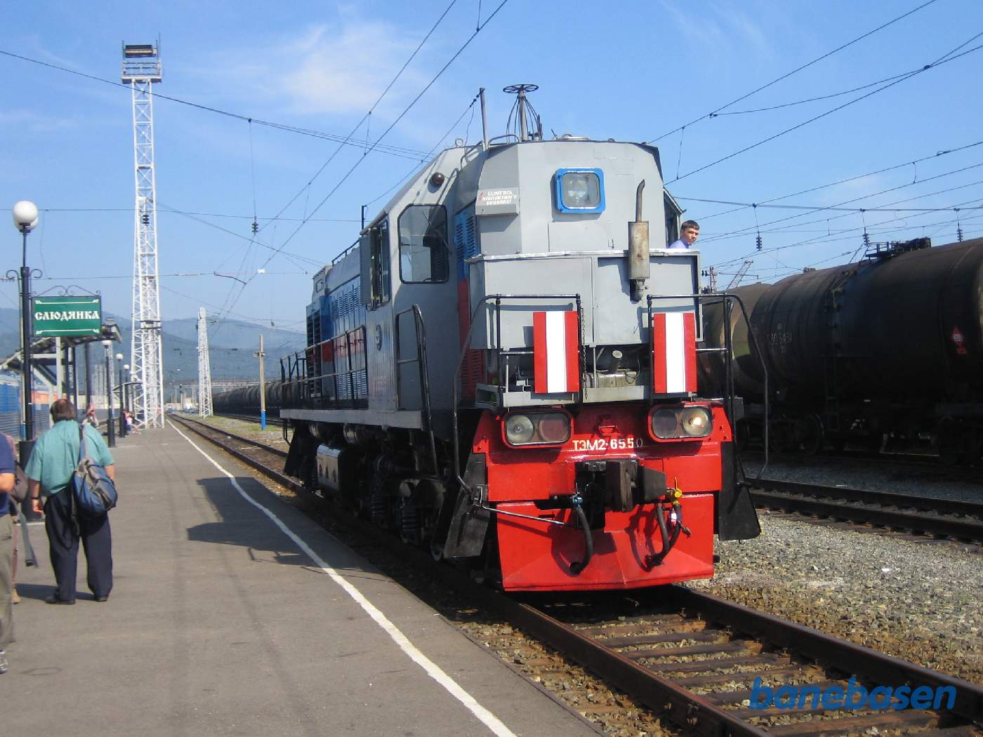 Da der ikke er køreledninger på den gamle bane langs Baikalsøen, kobles et diesellokomotiv foran det elektriske togsæt