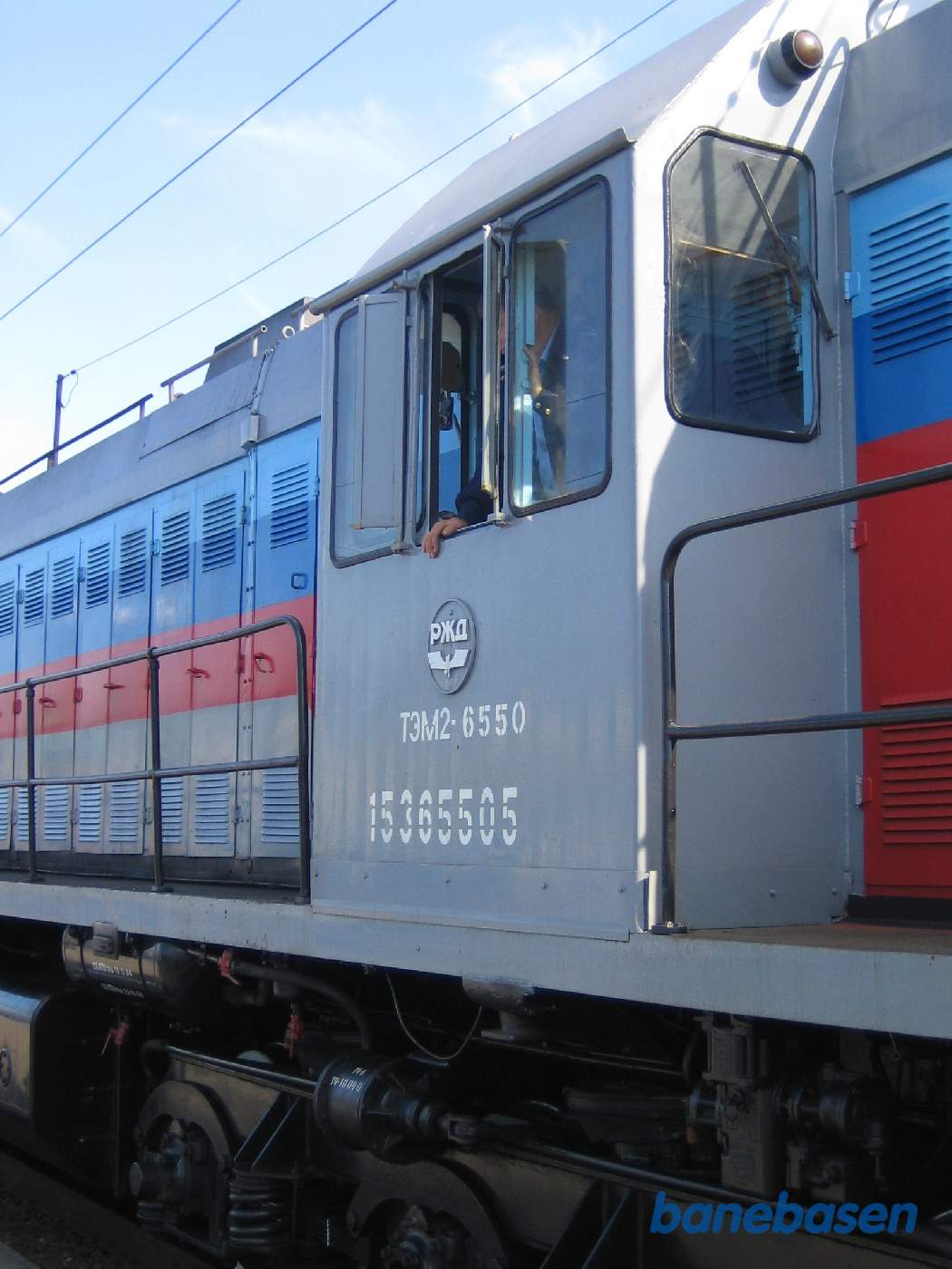 Da der ikke er køreledninger på den gamle bane langs Baikalsøen, kobles et diesellokomotiv foran det elektriske togsæt