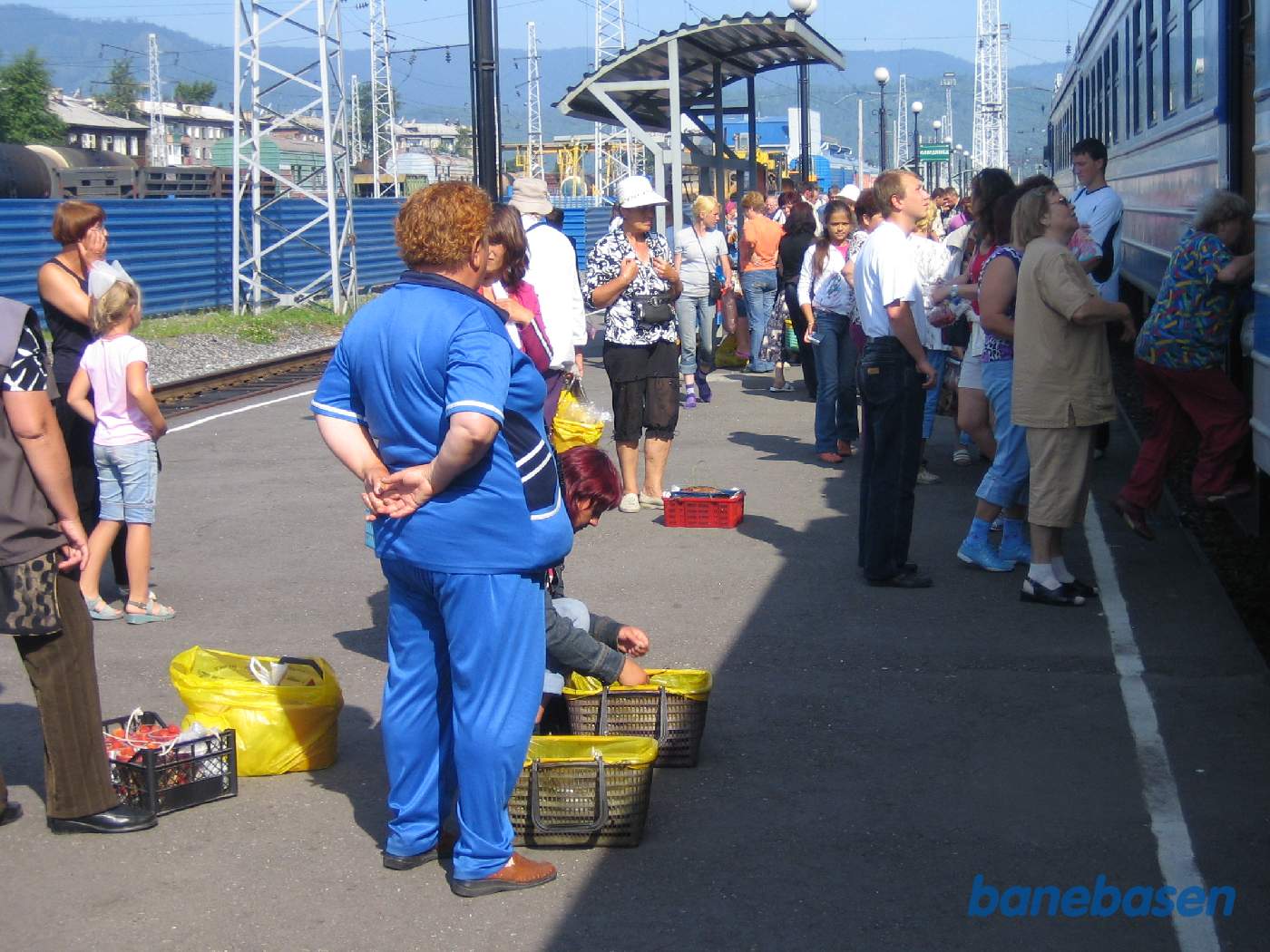 De rejsende myldrer ind i toget