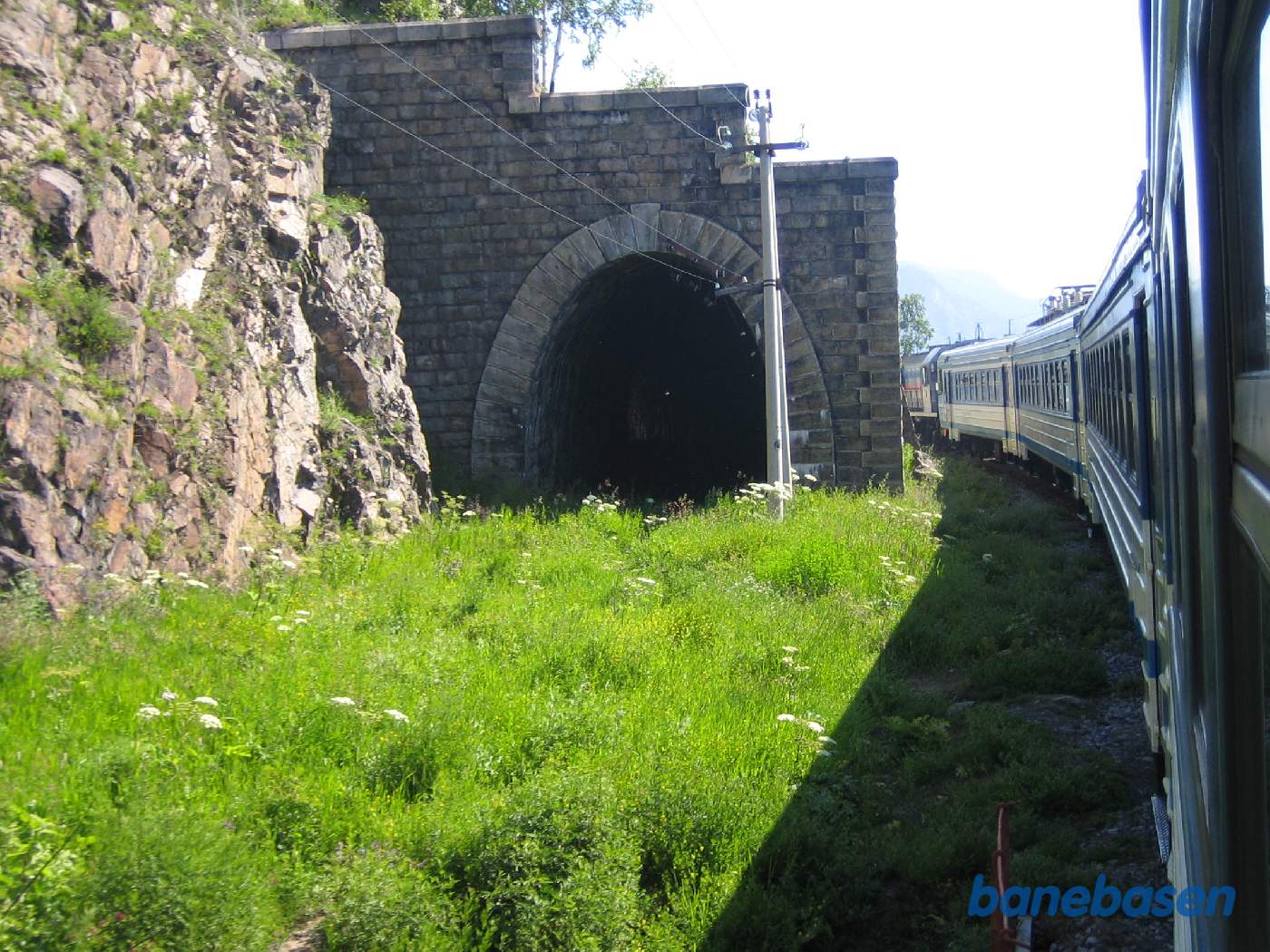 Toget kører udenom en forladt jernbanetunnel