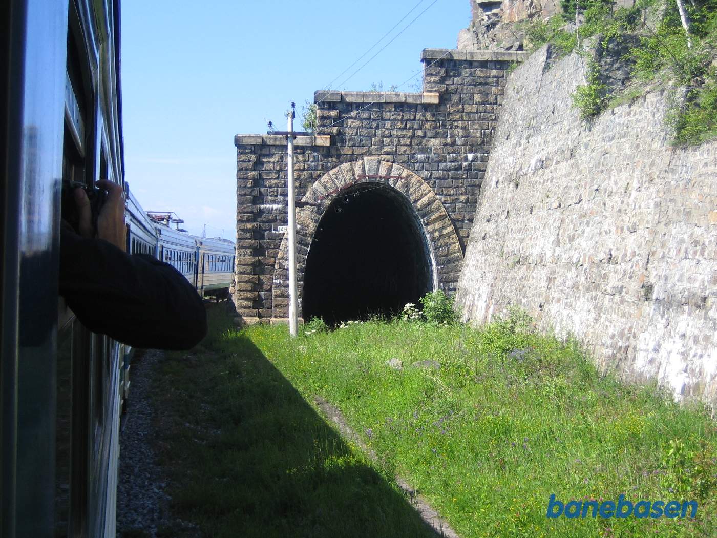 Toget kører udenom en forladt jernbanetunnel