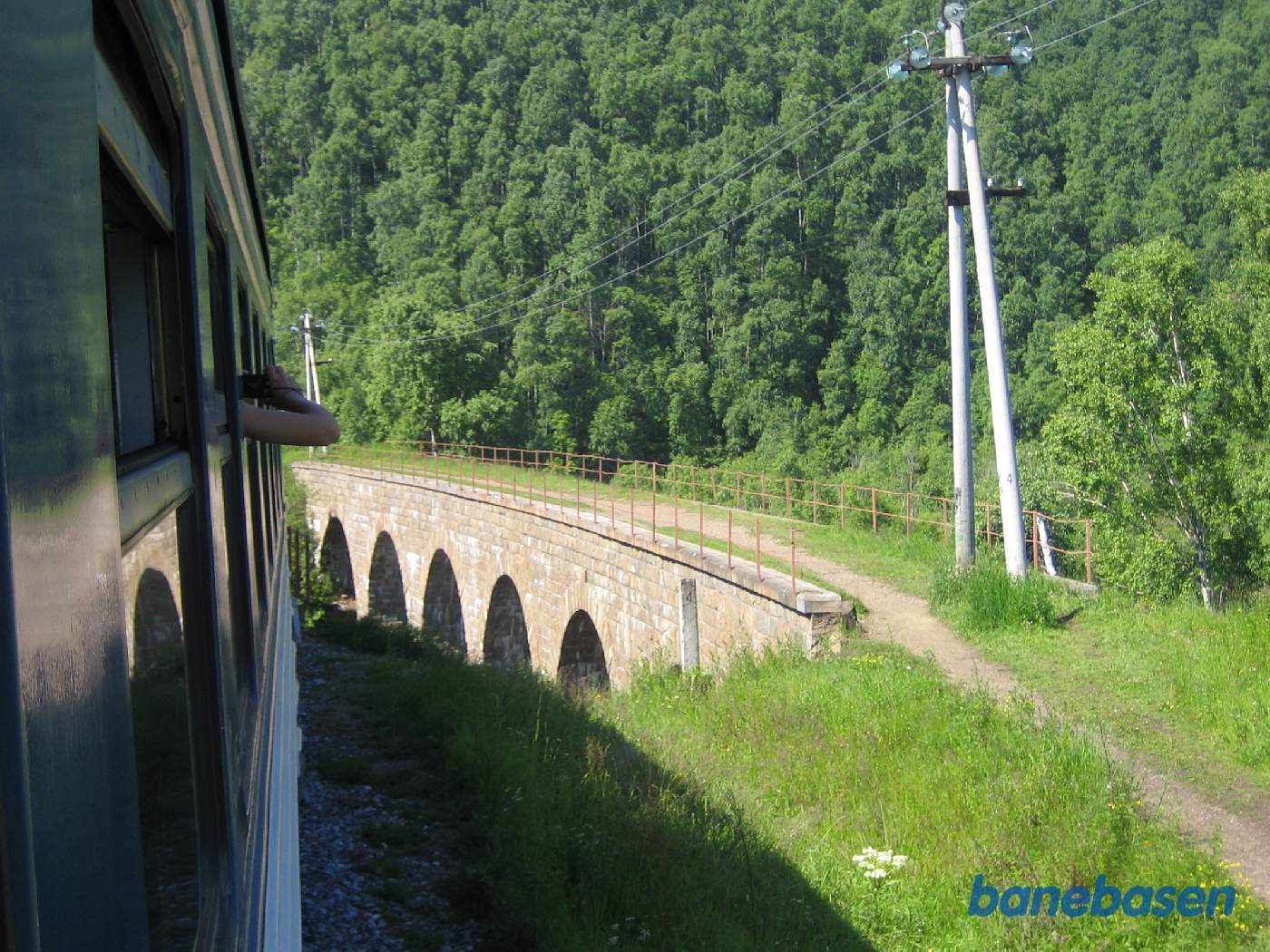 En forladt bro til det andet dobbeltspor der er fjernet