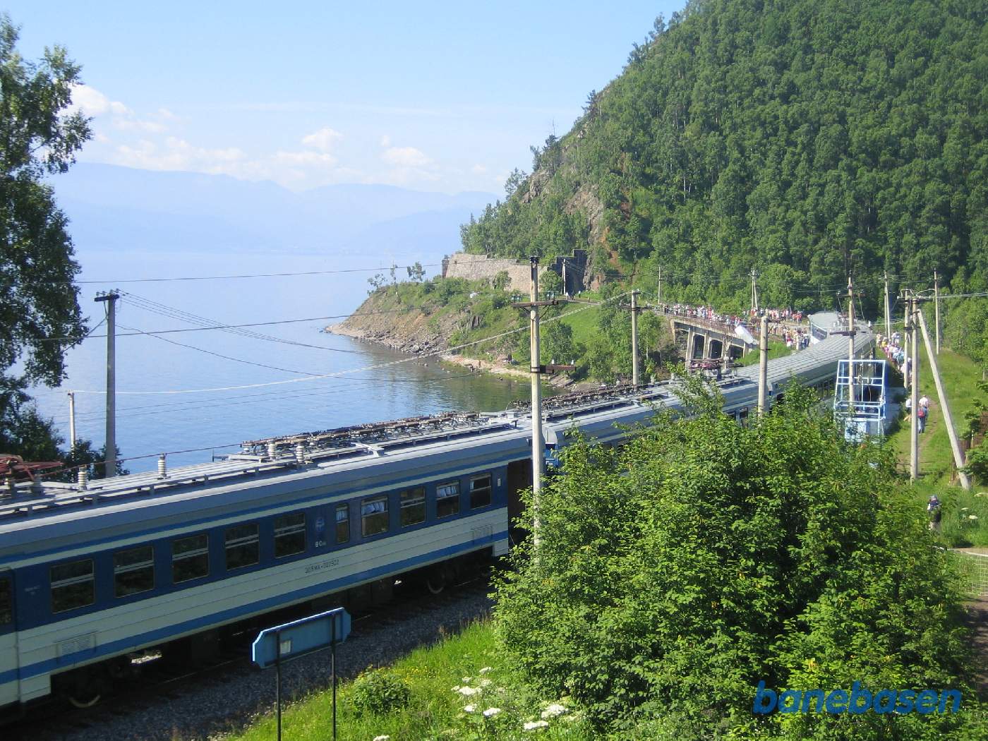 Persontoget holder ved et af de mange trinbrætter