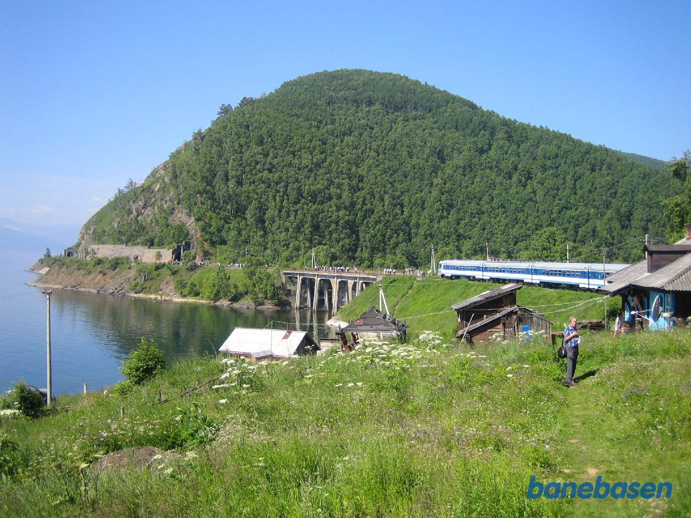 Toget set på afstand mens turisterne går tilbage for at kigge på de forladte tunneler