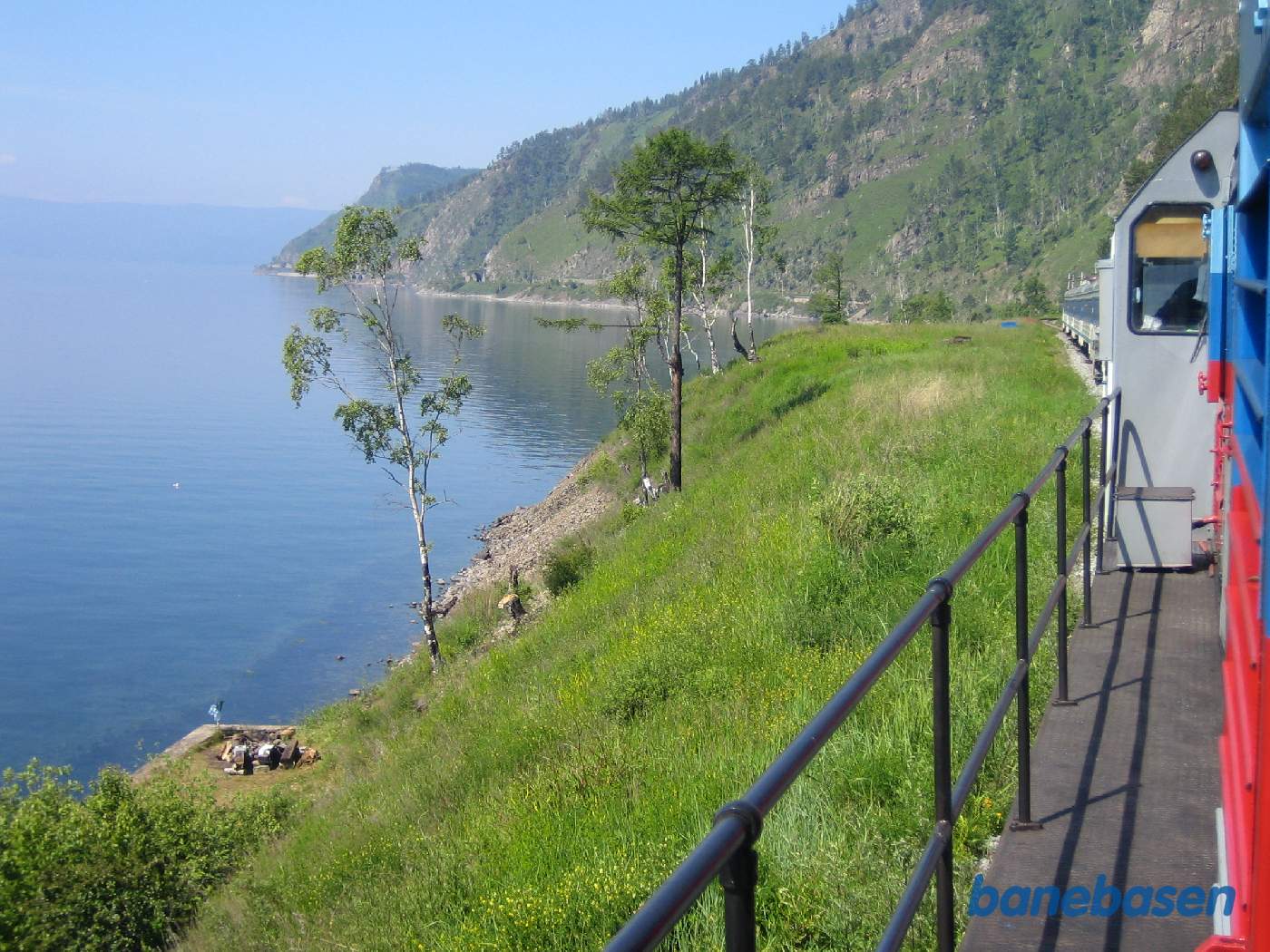 Toget kører langs Baikal søens kyst