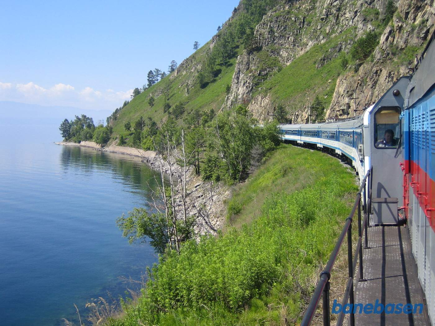 Toget kører langs Baikal søens kyst