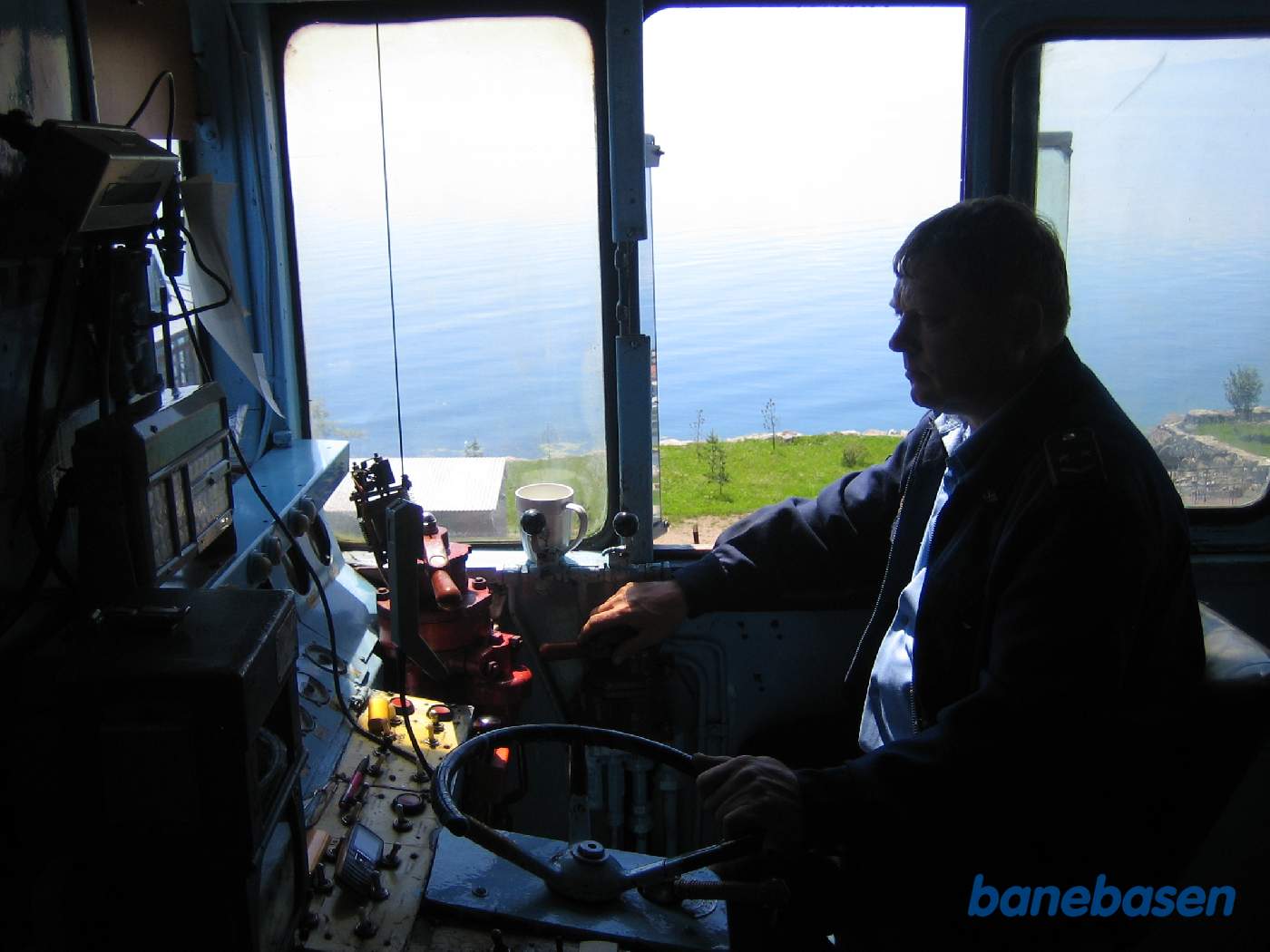 Lokomotivføreren holder et skarpt udkig. Maksimal hastigheden på strækningen er kun 30 km/t