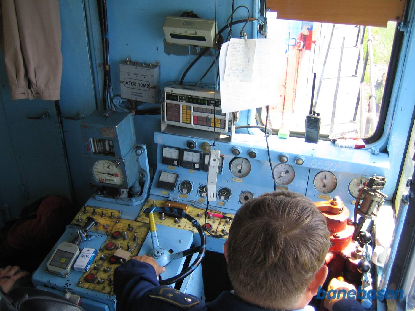 Lokomotivføreren holder et skarpt udkig. Maksimal hastigheden på strækningen er kun 30 km/t